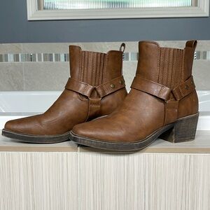 Brown ankle boots only wore once.